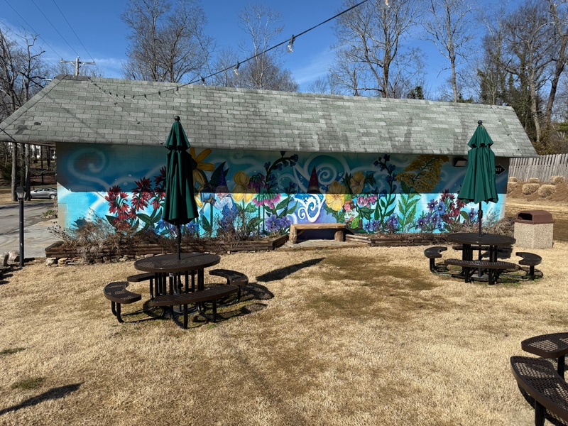 mural in Lookout Mountain by artist unknown.