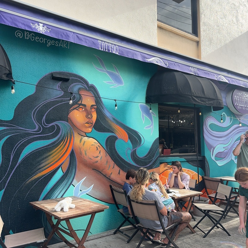 mural in Kailua by artist unknown.