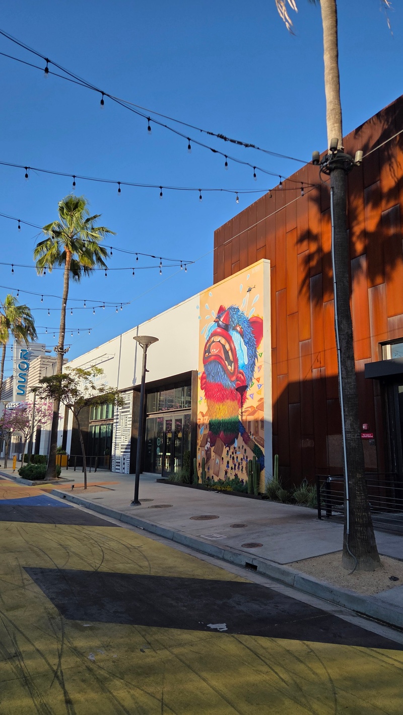 mural in Long Beach by artist unknown.