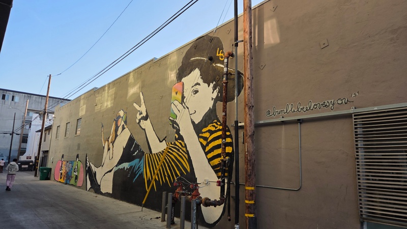 mural in Long Beach by artist Bumblebeelovesyou.