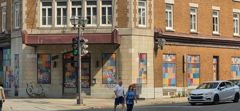 mural in Québec by artist unknown.