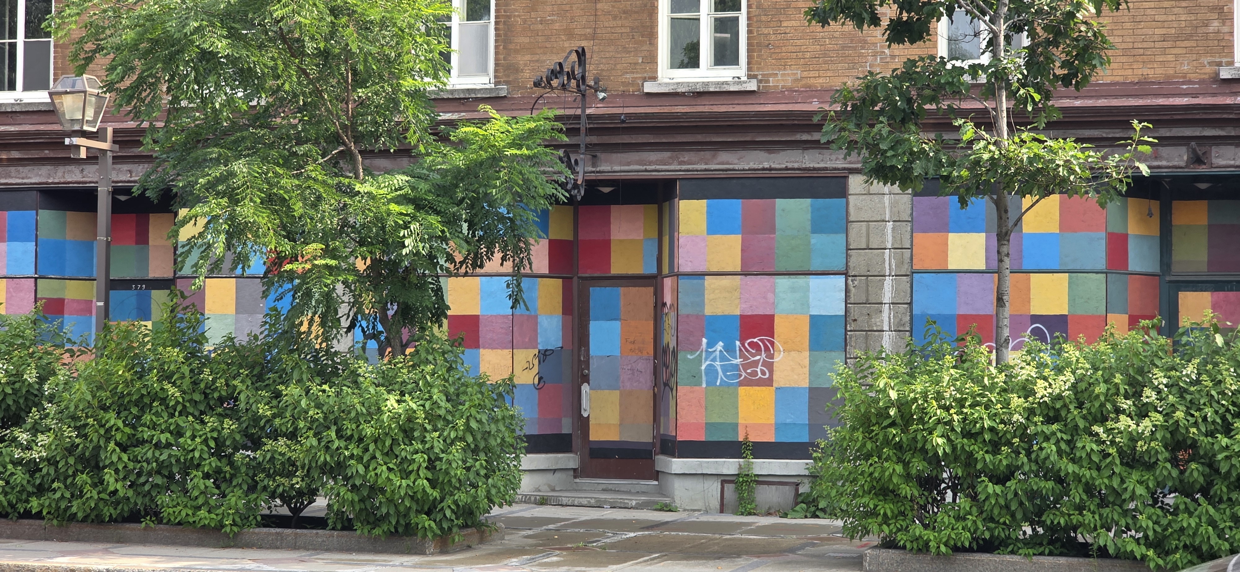 mural in Québec by artist unknown.