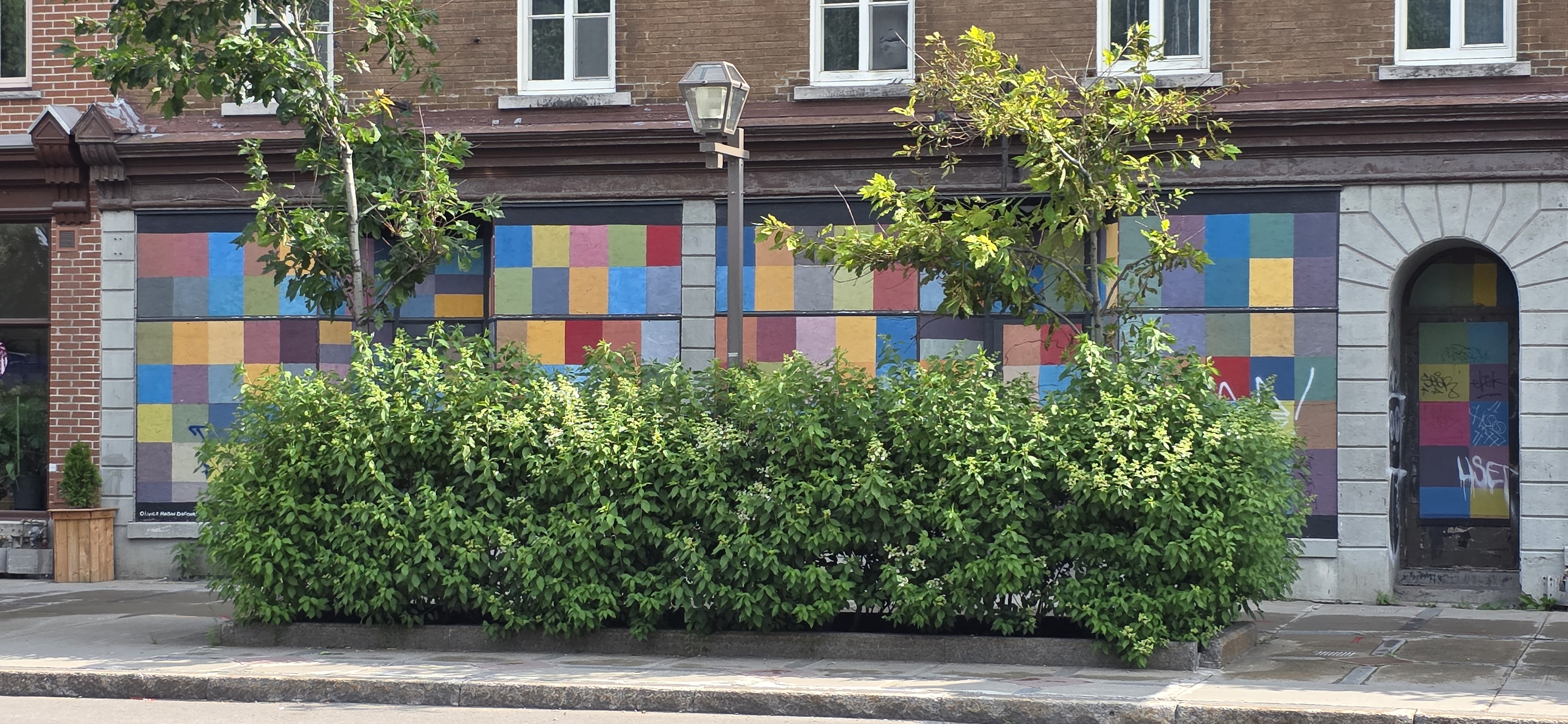 mural in Québec by artist unknown.