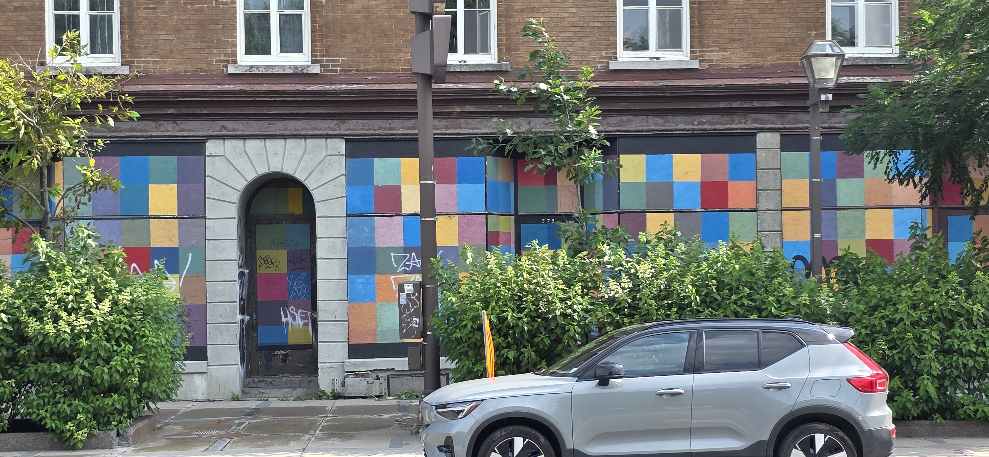 mural in Québec by artist unknown.