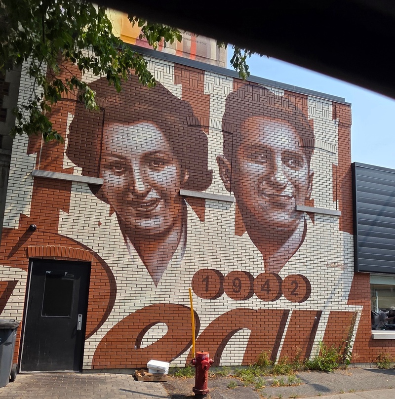 mural in Montréal by artist unknown.
