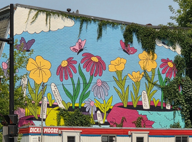 mural in Montréal by artist unknown.