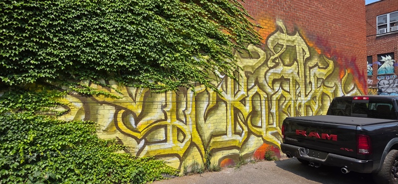 mural in Montréal by artist unknown.