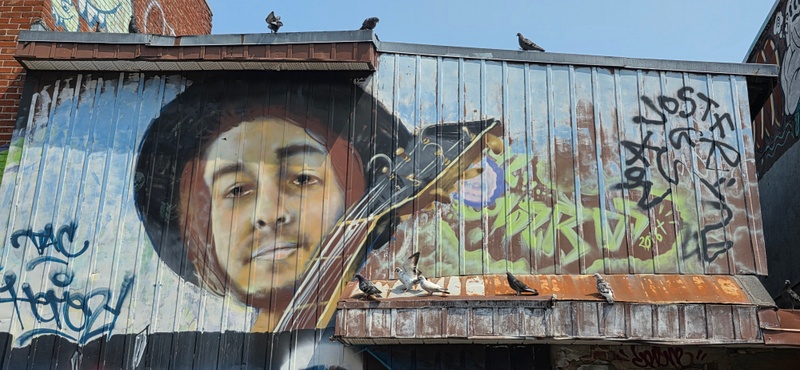 mural in Montréal by artist unknown.