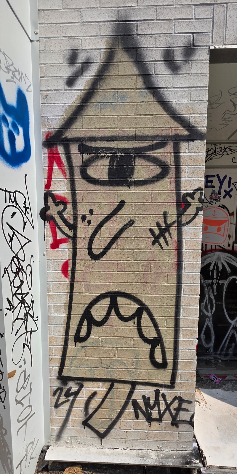mural in Montréal by artist unknown.