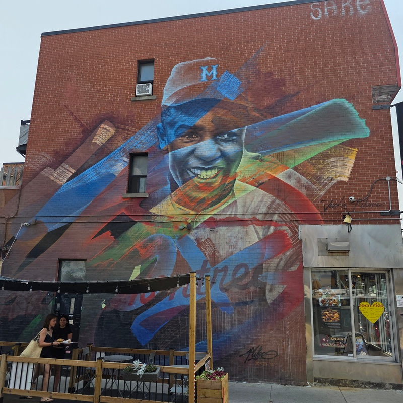 mural in Montréal by artist unknown.
