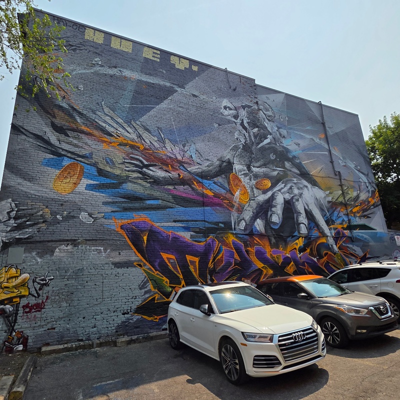 mural in Montréal by artist unknown.