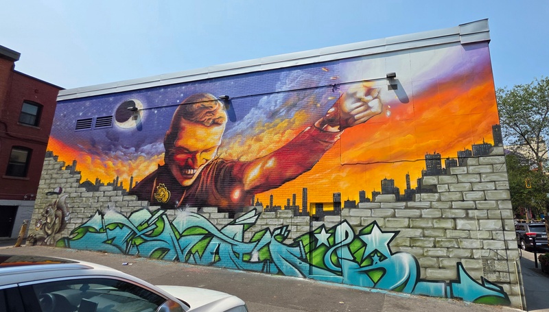 mural in Montréal by artist unknown.