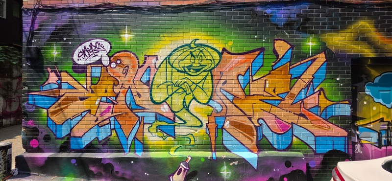 mural in Montréal by artist unknown.