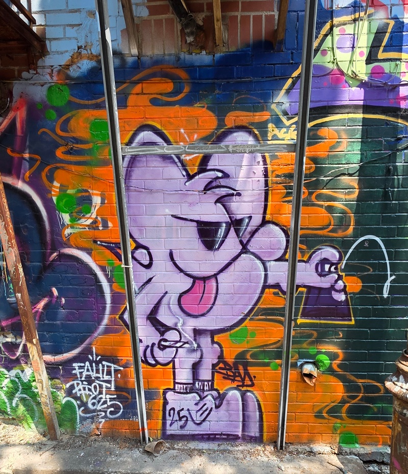 mural in Montréal by artist unknown.