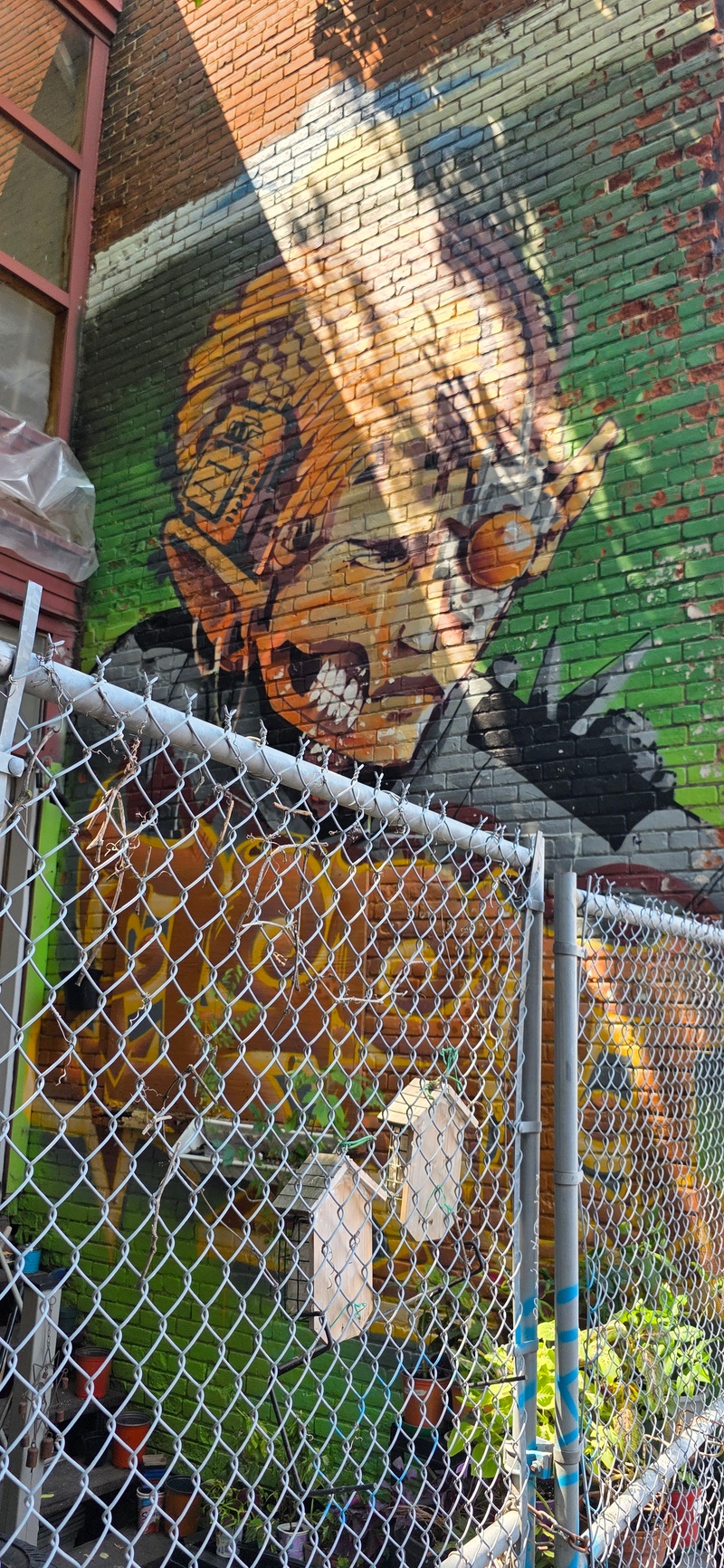 mural in Montréal by artist unknown.