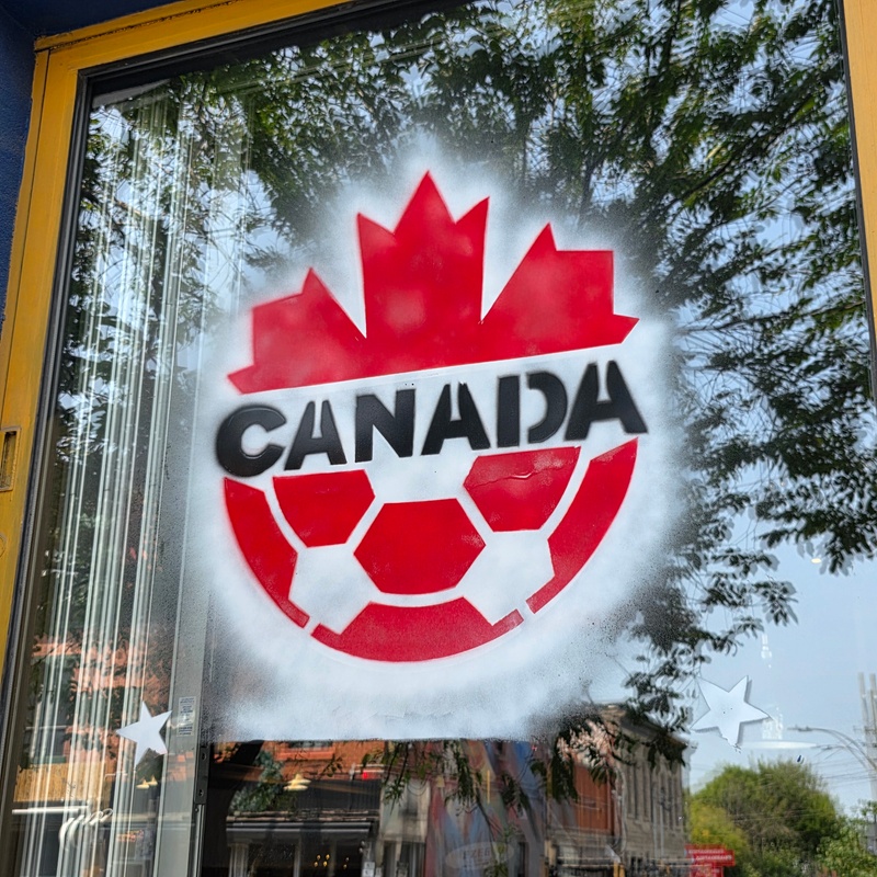 mural in Montréal by artist unknown.