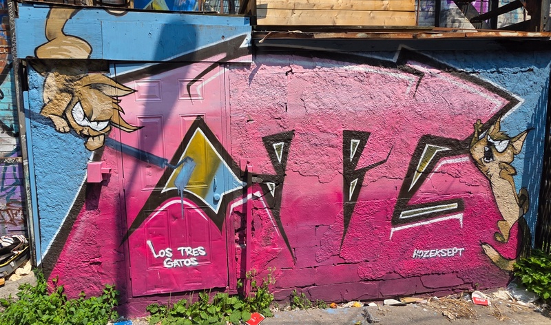 mural in Montréal by artist unknown.