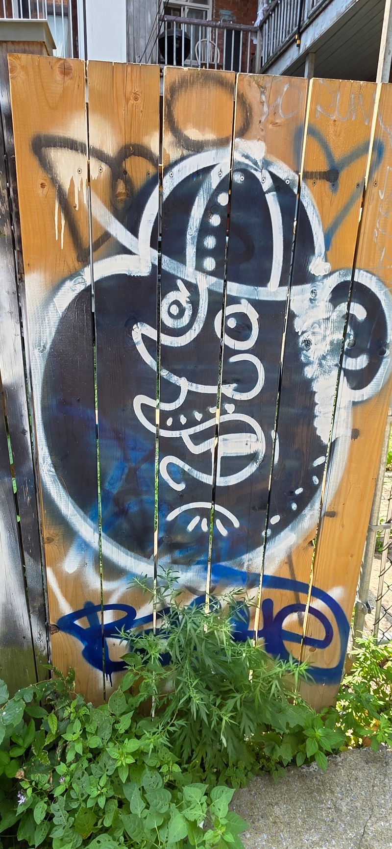 mural in Montréal by artist unknown.