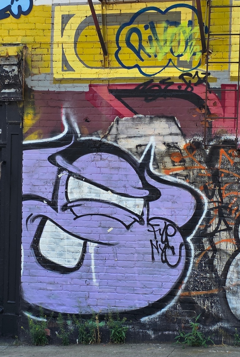 mural in Montréal by artist unknown.