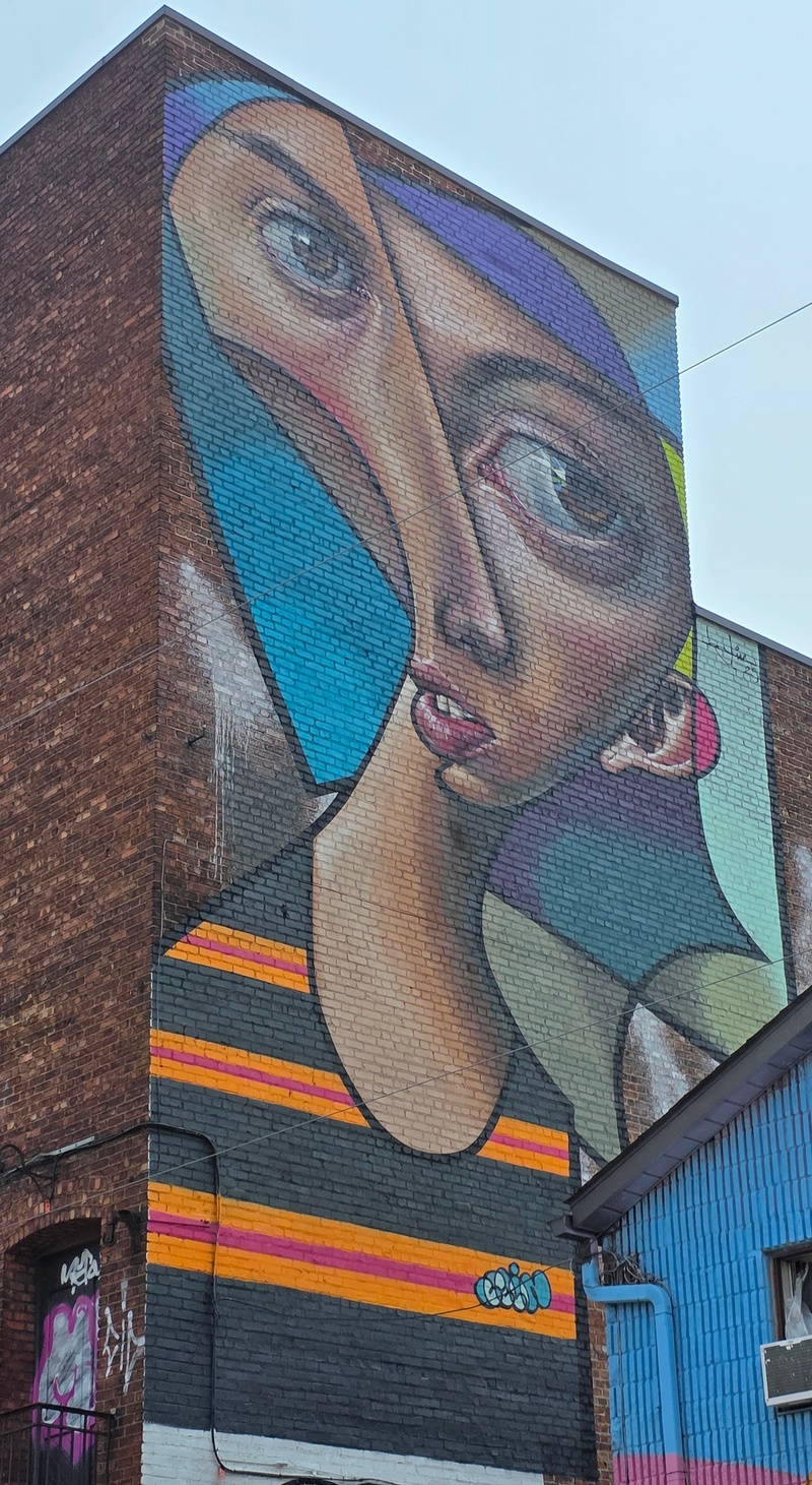 mural in Montréal by artist unknown.
