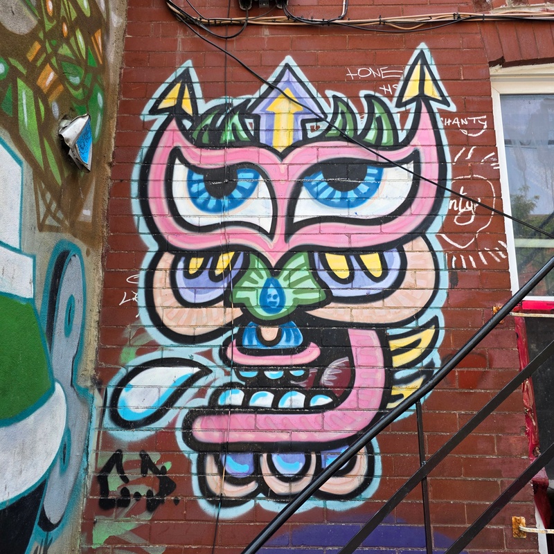 mural in Montréal by artist unknown.