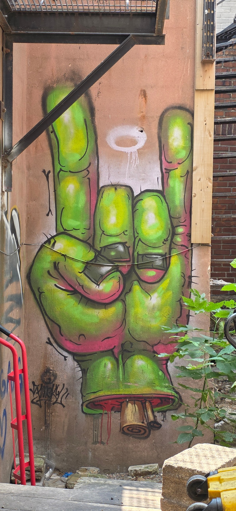 mural in Montréal by artist unknown.