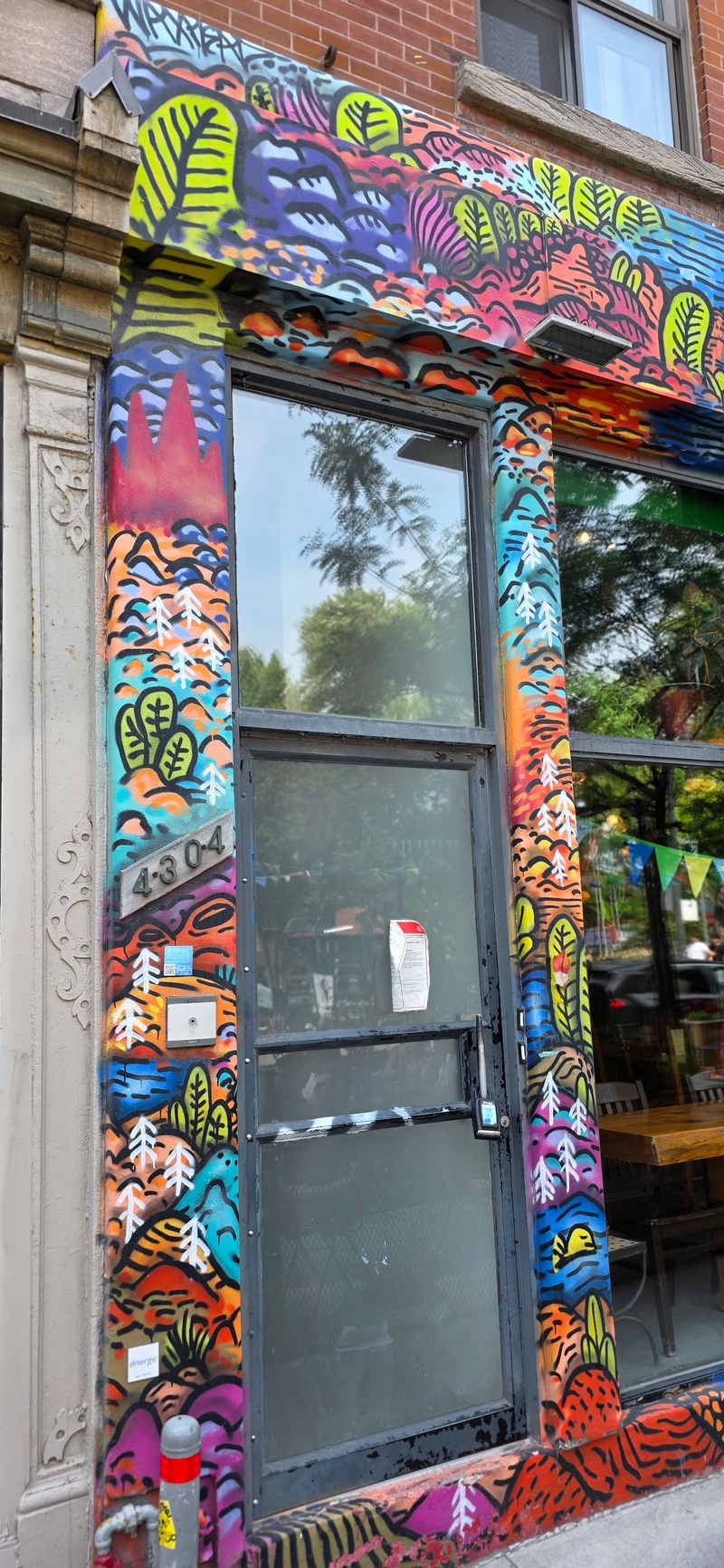 mural in Montréal by artist unknown.