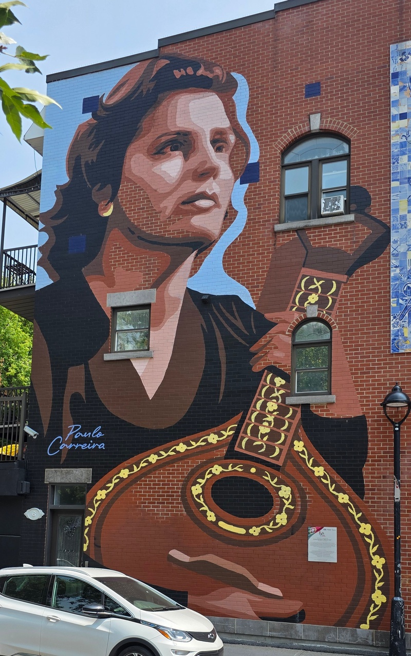 mural in Montréal by artist unknown.