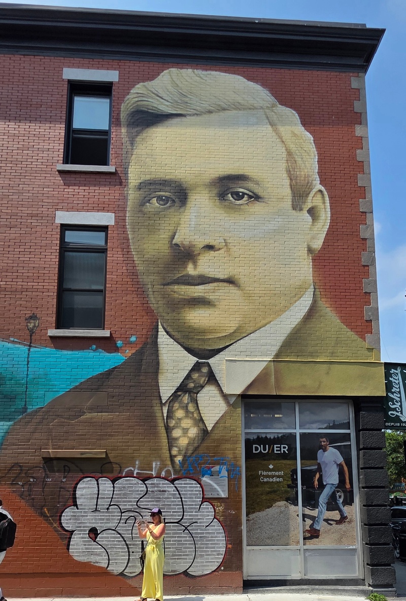 mural in Montréal by artist unknown.