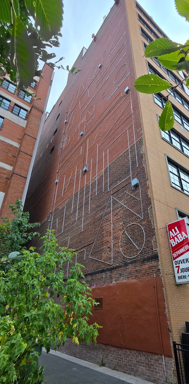 mural in Montréal by artist unknown.