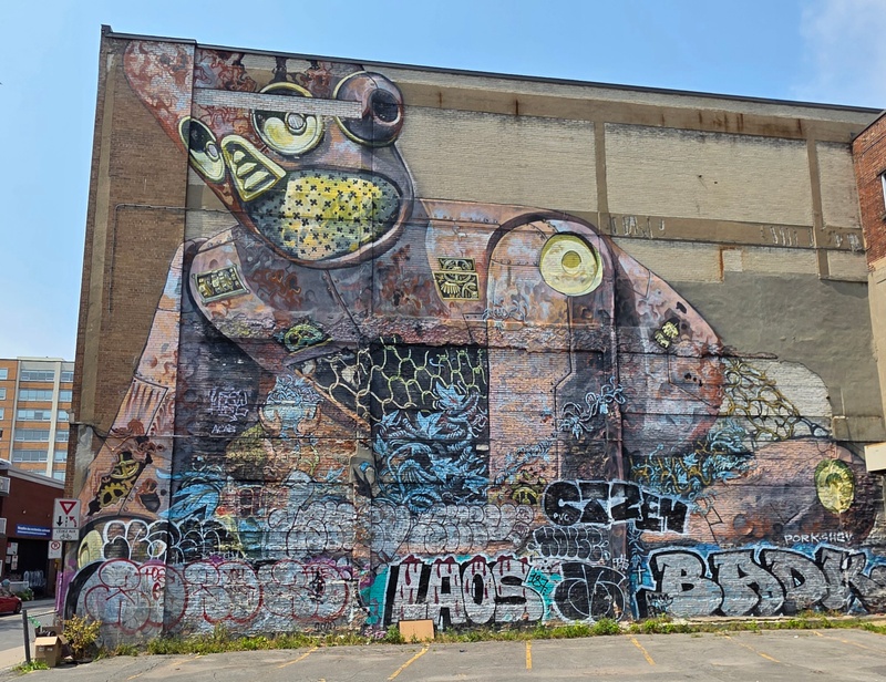 mural in Montréal by artist unknown.