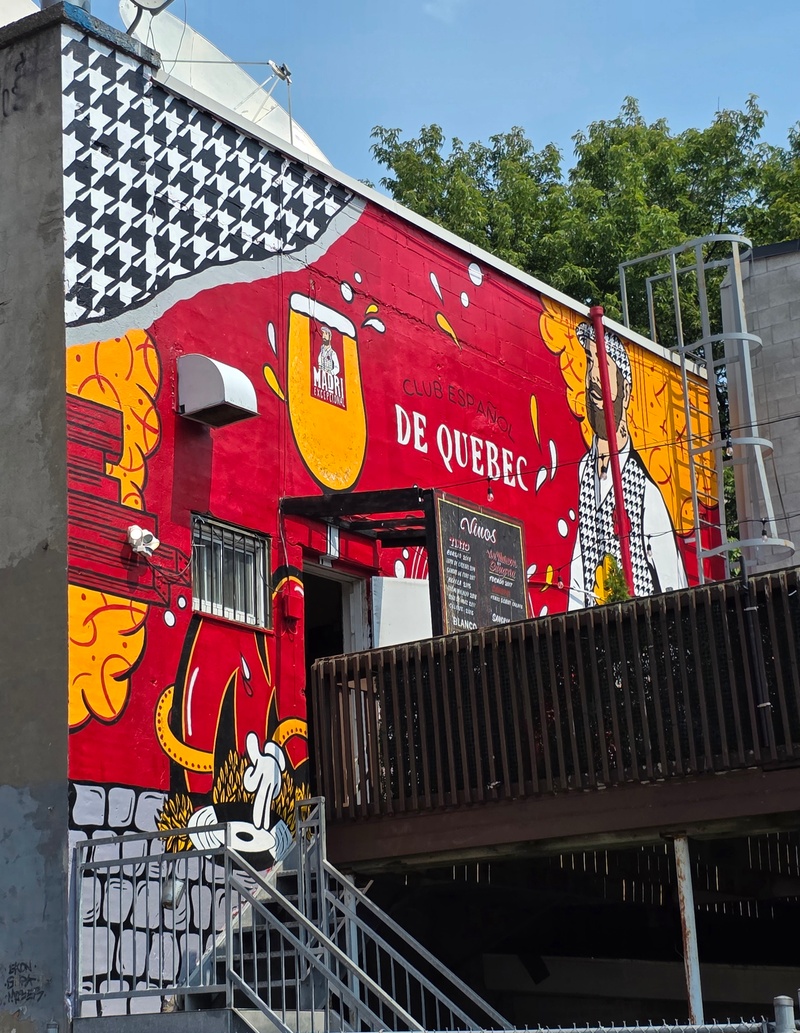 mural in Montréal by artist unknown.