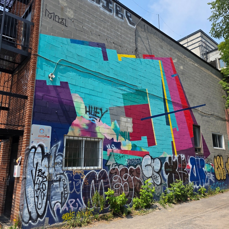 mural in Montréal by artist unknown.
