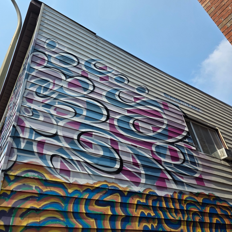 mural in Montréal by artist unknown.