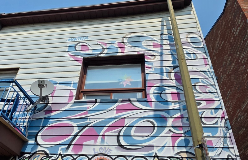 mural in Montréal by artist unknown.