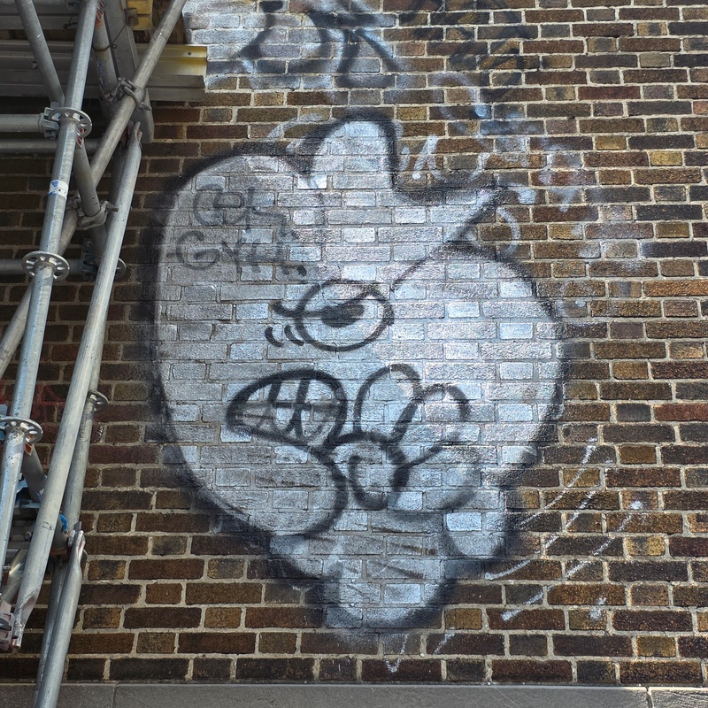 mural in Montréal by artist unknown.