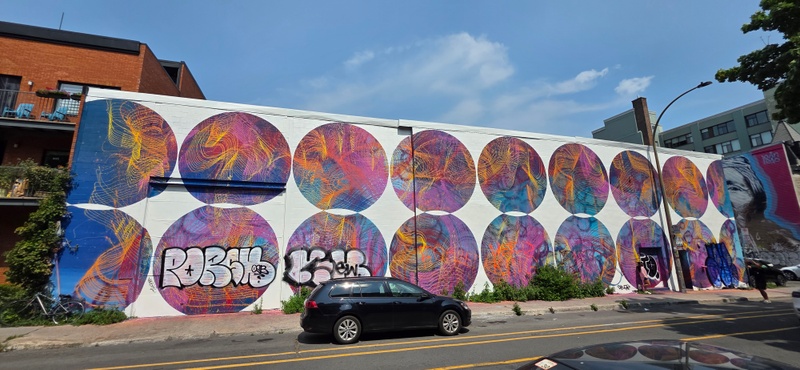 mural in Montréal by artist unknown.