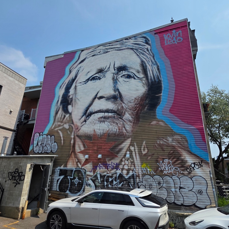 mural in Montréal by artist unknown.