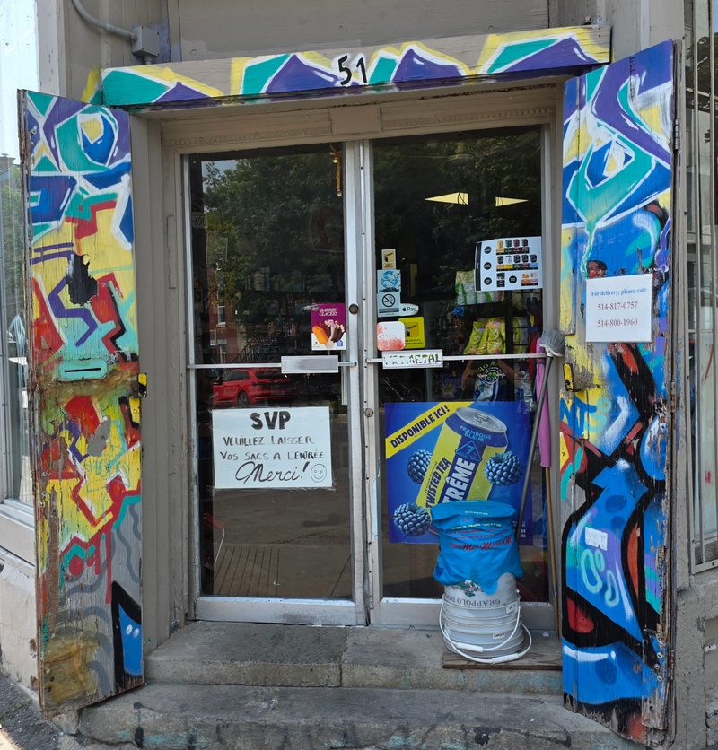 mural in Montréal by artist unknown.