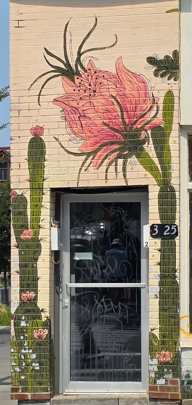 mural in Montréal by artist unknown.