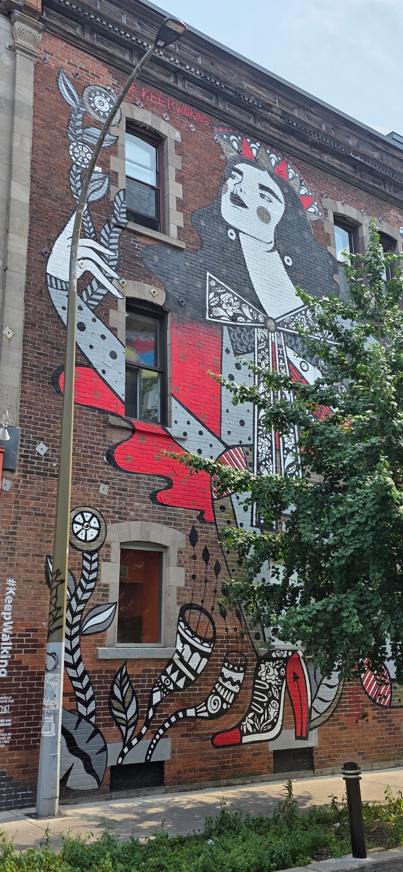 mural in Montréal by artist unknown.
