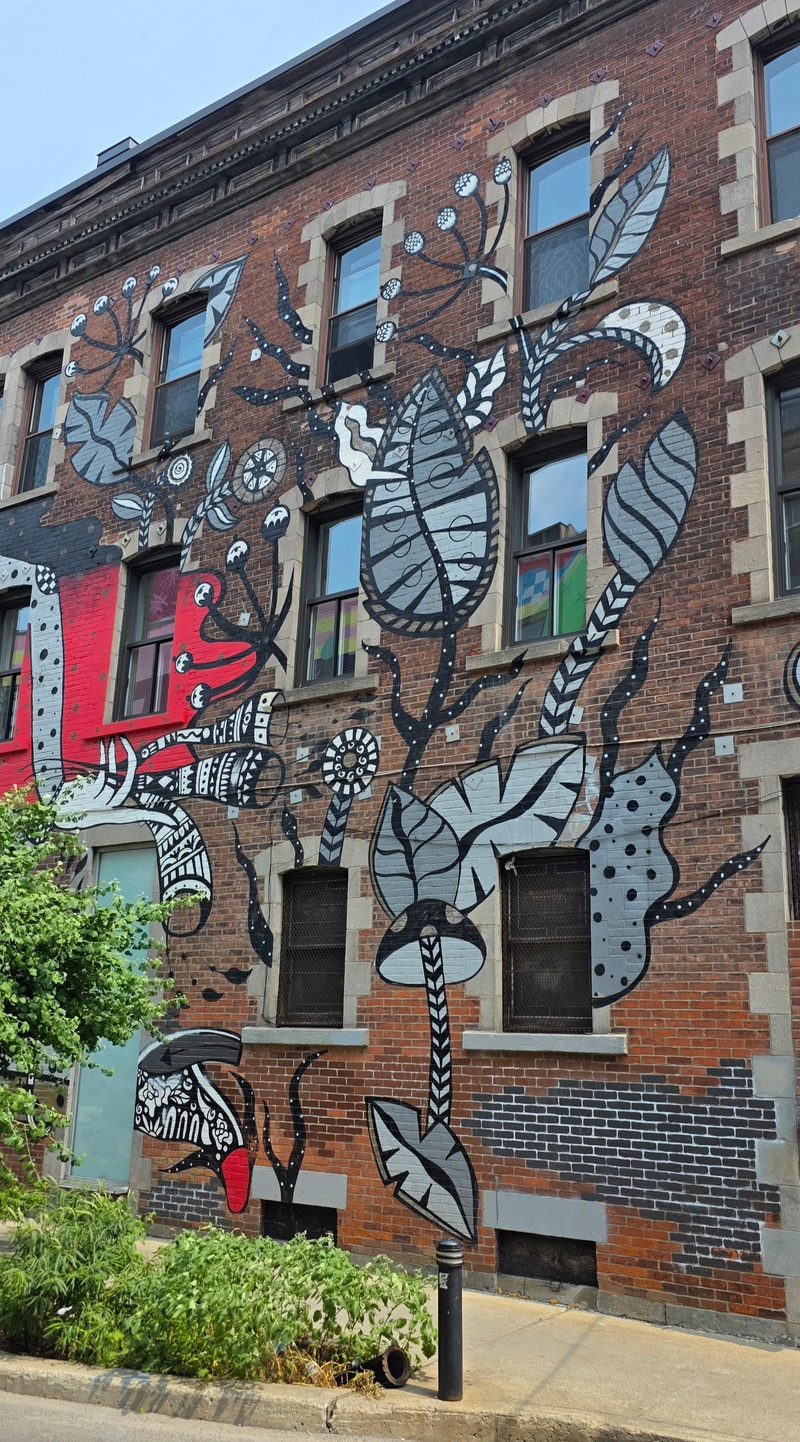 mural in Montréal by artist unknown.