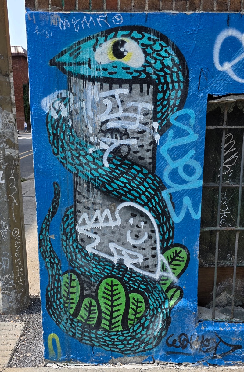 mural in Montréal by artist unknown.