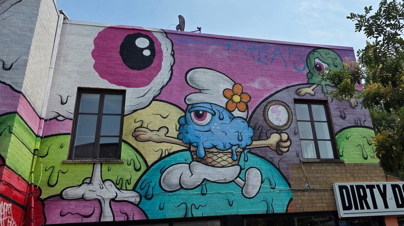 mural in Montréal by artist unknown.