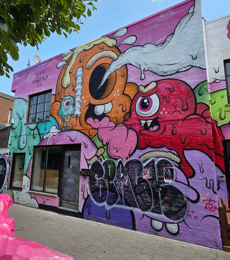 mural in Montréal by artist unknown.