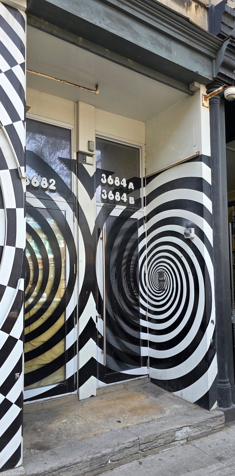 mural in Montréal by artist unknown.