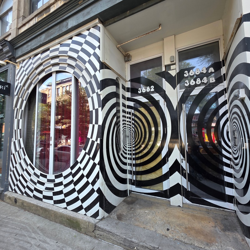 mural in Montréal by artist unknown.