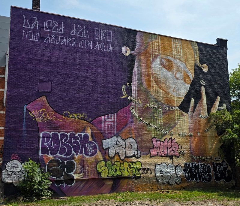 mural in Montréal by artist unknown.