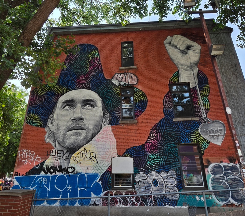 mural in Montréal by artist unknown.