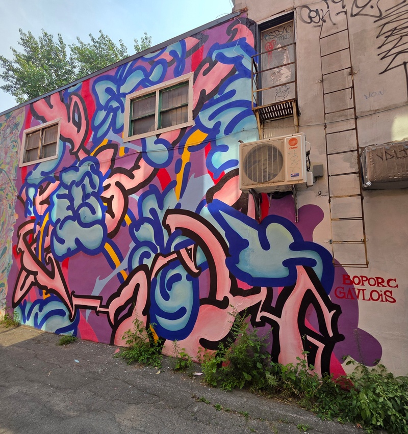 mural in Montréal by artist unknown.